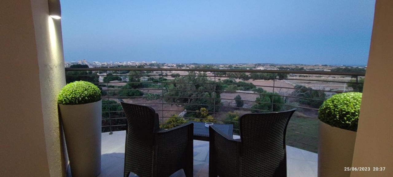 Apartment Skyline Court